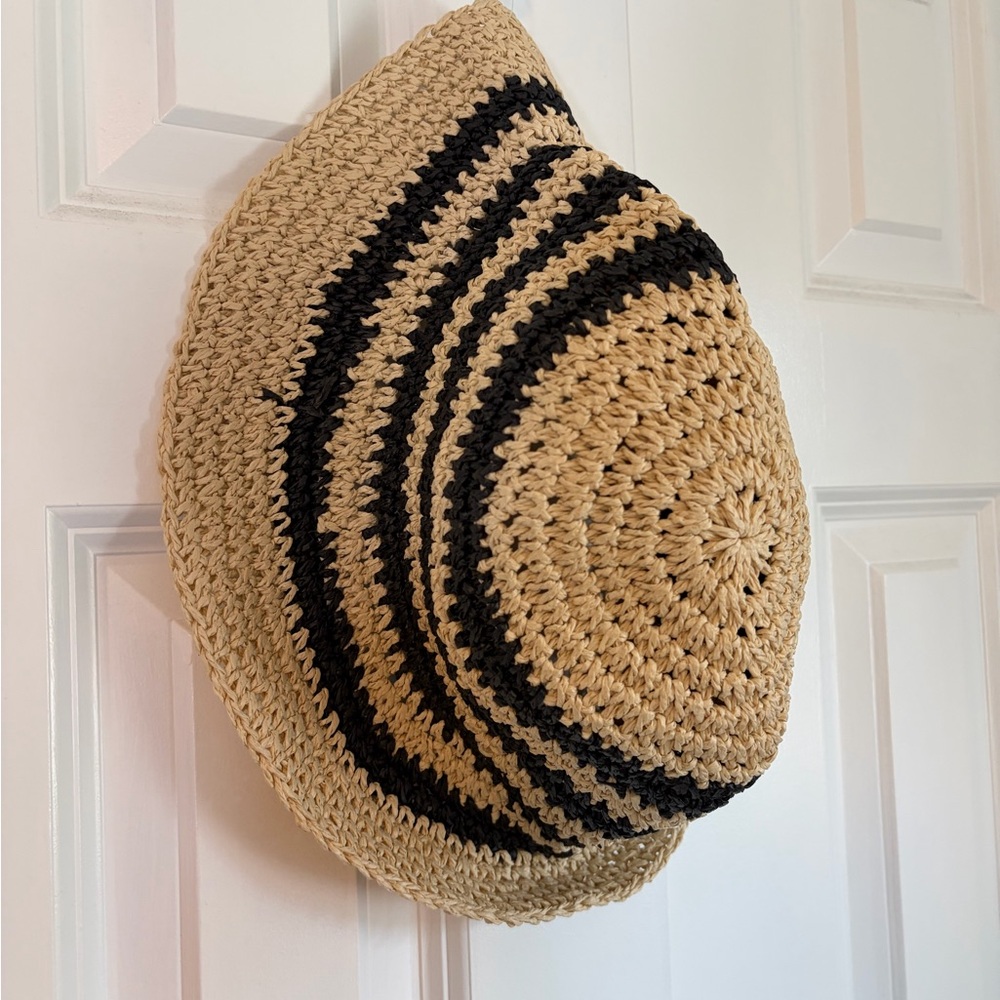 GAP Black and Cream Woven Hat